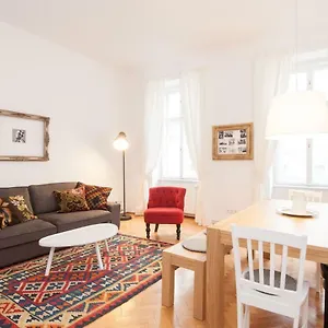 Lovely In A Quiet Area Close To The Center Apartment